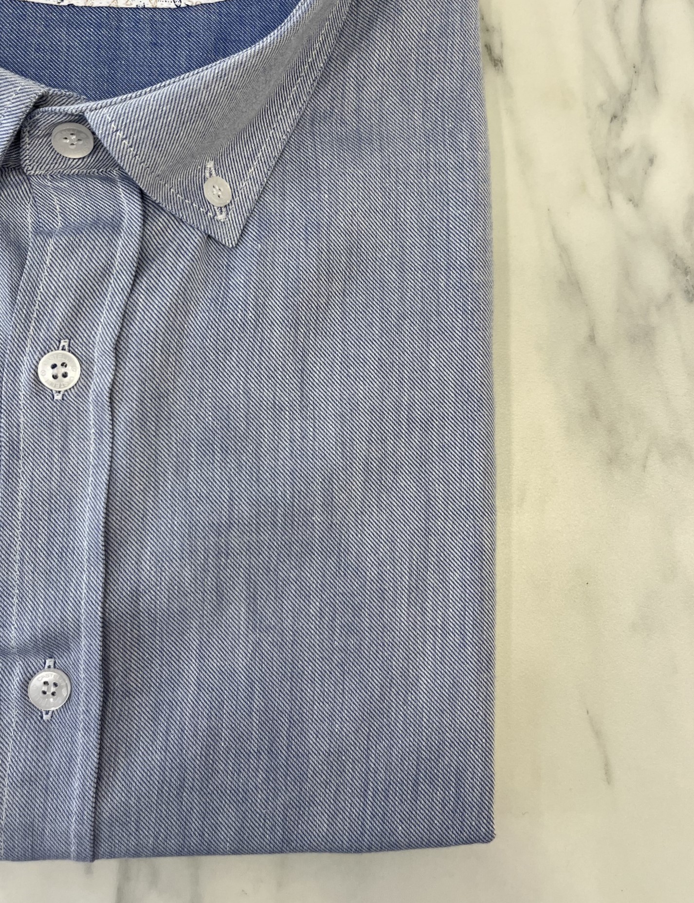 Ανδρικό σιέλ πουκάμισο με γιακά CA2523 φωτογραφία